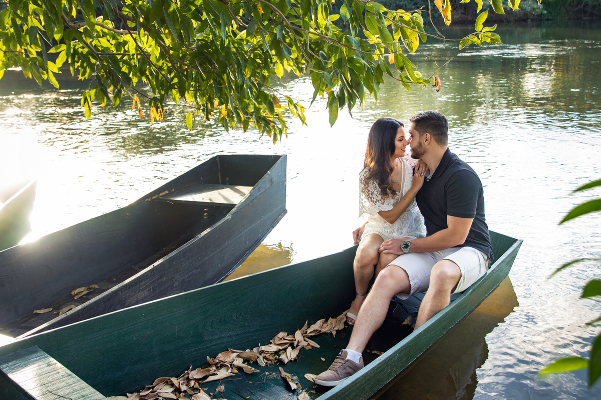 Casal lindo sentado em um barco a Beira Rio ao por do sol em seu ensaio pre casamento em Itaocara no interior do Rio de Janeiro.