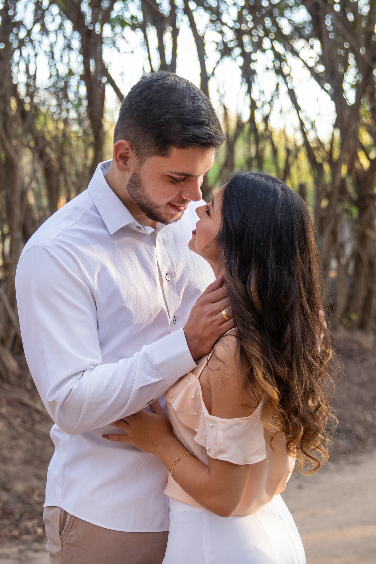 Noivo de camisa e calça clara quase beijando a noiva no ensaio pre wedding em Itaocara no RJ.