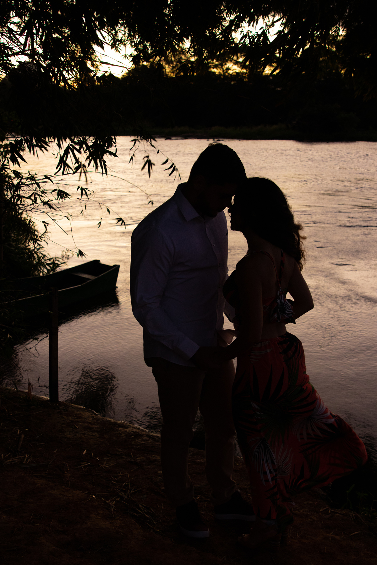 Silhueta dos noivos ao por do sol em beira rio de Itaocara no Rio de Janeiro interior do Rio de Janeiro.