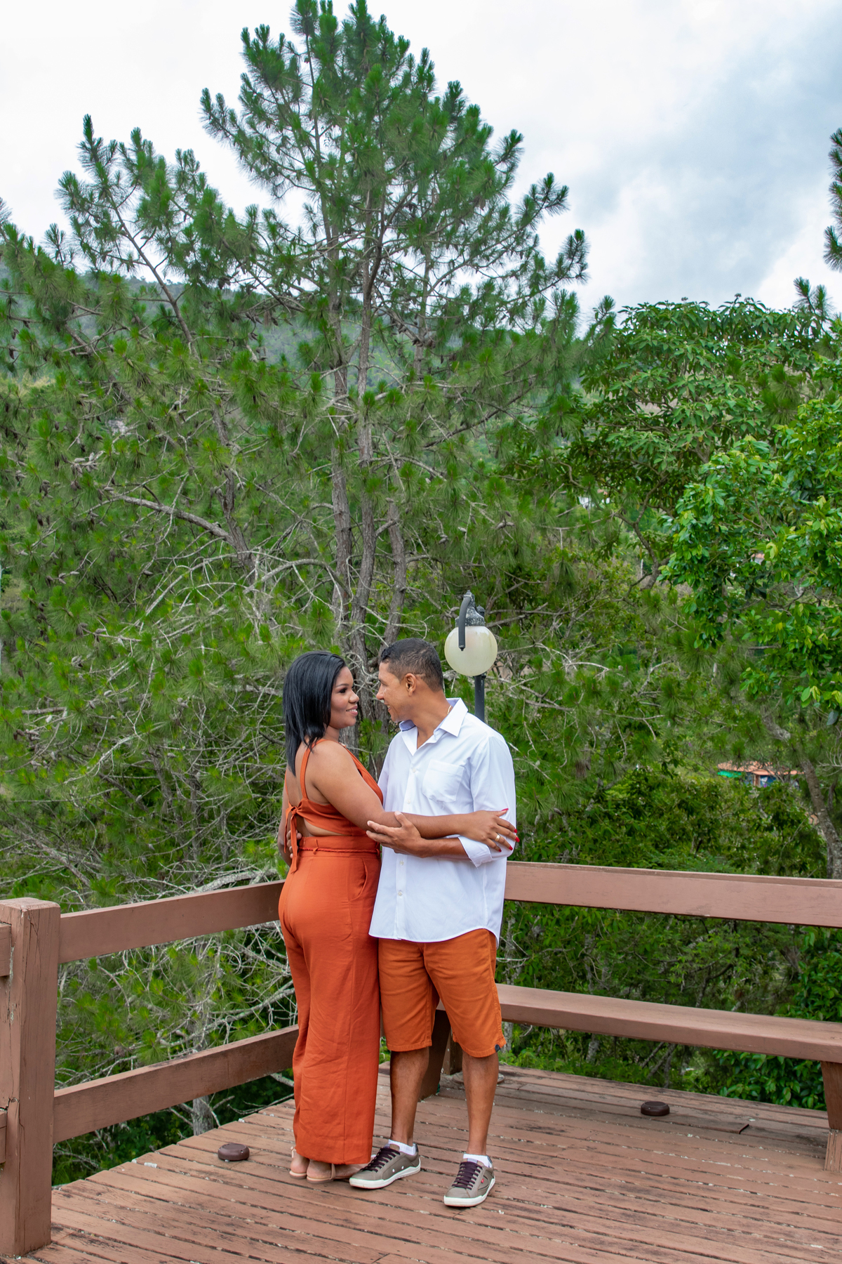 Ensaio pré wedding realizado em Teresepolis, em uma casa linda com uma paisagem incrivel. Os noivos estavam em um deque com roupas com cores terracota em Santo Antonio de Pádua no interio do Rio de Janeiro.