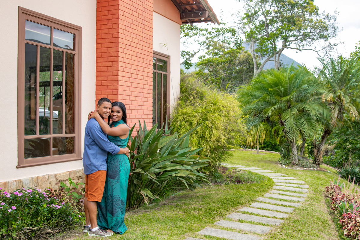 Ensaio pré casamento em Teresópolis em uma casa linda com uma vista maravilhoso e muitas flores em Santo Antônio de Pádua no Rio de Janeiro.