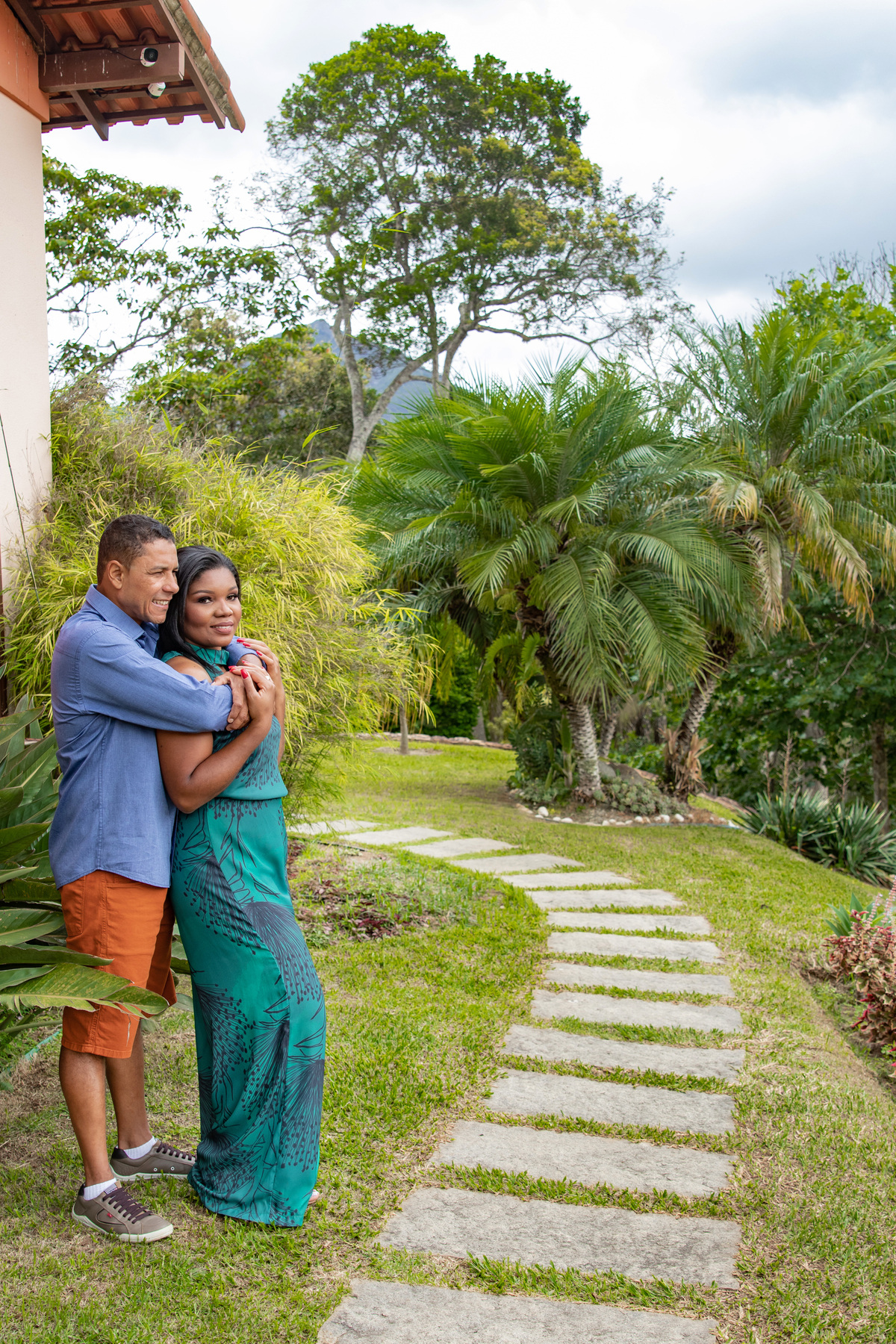 Ensaio pré casamento em uma casa linda com uma vista maravilhosa e muitas flores. Templo bublado e os noivos muito felizes, abraçados em Santo Antônio de Pádua no Rio de Janeiro.