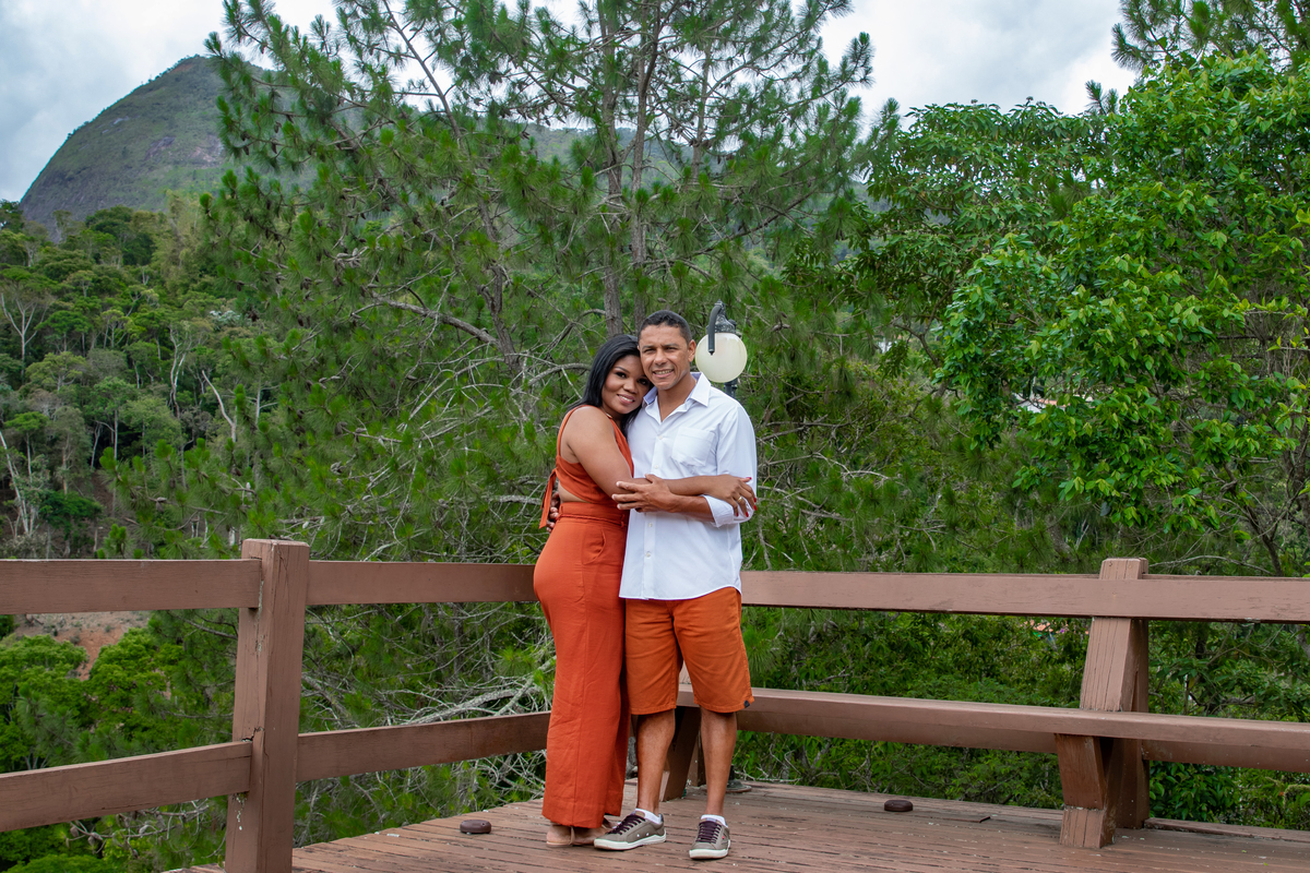 Ensaio pré wedding realizado em Teresepolis, em uma casa linda com uma paisagem incrível, muito verde. Os noivos estavam em um deque com roupas com cores terracota em Santo Antonio de Pàdua no Rio de Janeiro