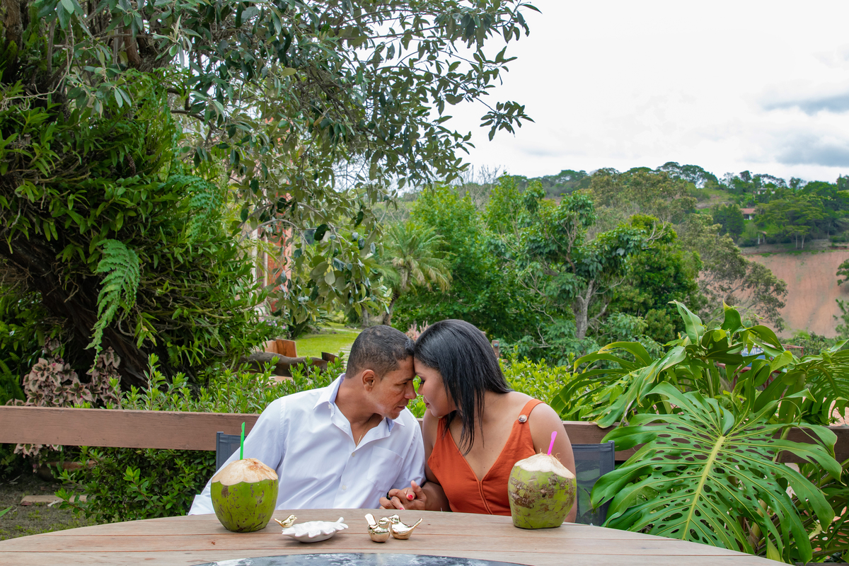 Ensaio pré wedding realizado em Teresepolis, em uma casa linda com uma paisagem incrível, muito verde. Os noivos estavam em um deque com roupas com cores terracota tomando agua de coco em Santo Antonio de Pàdua no interior do Rio de Janeiro.