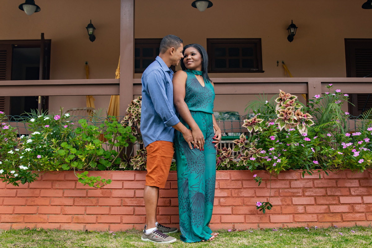 Ensaio PréWedding na serra de Teresópolis em casa linda com uma vista maravilhoso e muitas flores em Santo Antônio de Pádua no Rio de Janeiro.