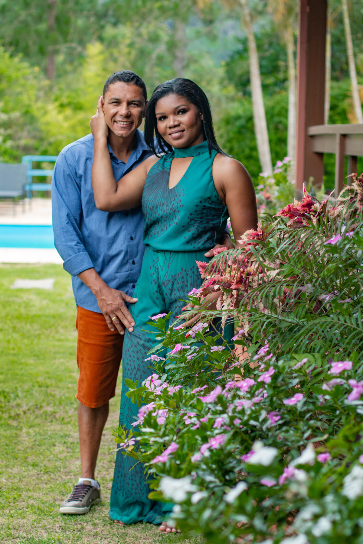 Ensaio realizado em Teresópolis em uma casa linda com uma vista maravilhoso e muitas flores, noivos sorrindo e abraçados em Santo Antônio de Pádua no Rio de Janeiro.