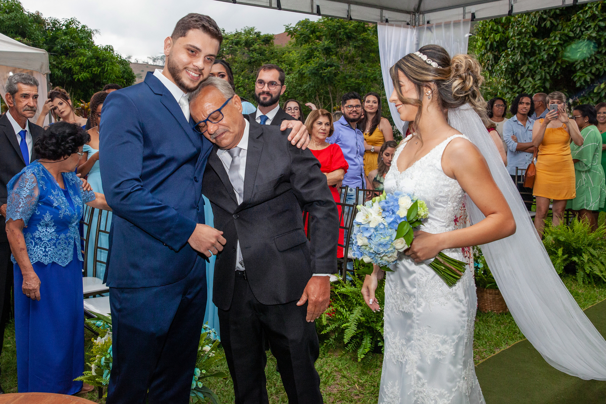 Pai da noiva muito emocionado entregando a noiva para o noivo durante casamento ao ar livre em Pádua interior do Rio de Janeiro.