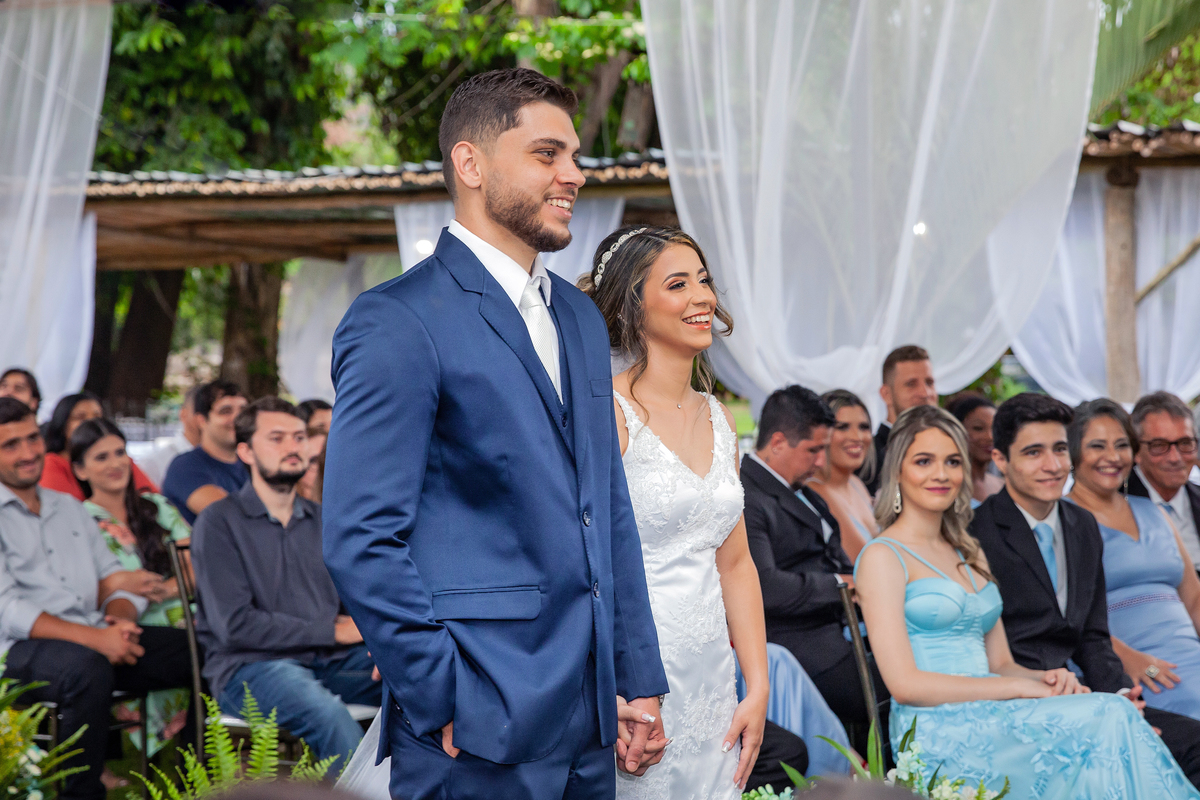 Noivos sorrindo durante o casamento ao ar livre. Casamento feito pelo pastor Márcio da primeira igreja de Pádua, interior do Rio de Janeiro.