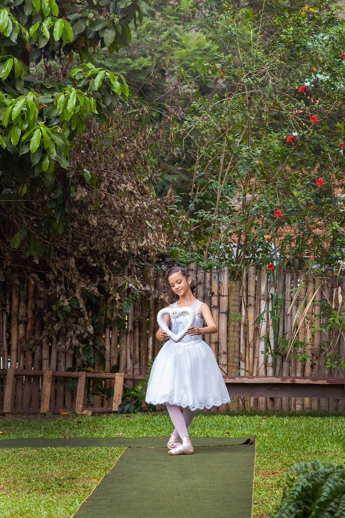 Dama de honra entrou com as alianças dançando bale na cerimônia ao ar livre durante casamento em Pádua interior do Rio de Janeiro.