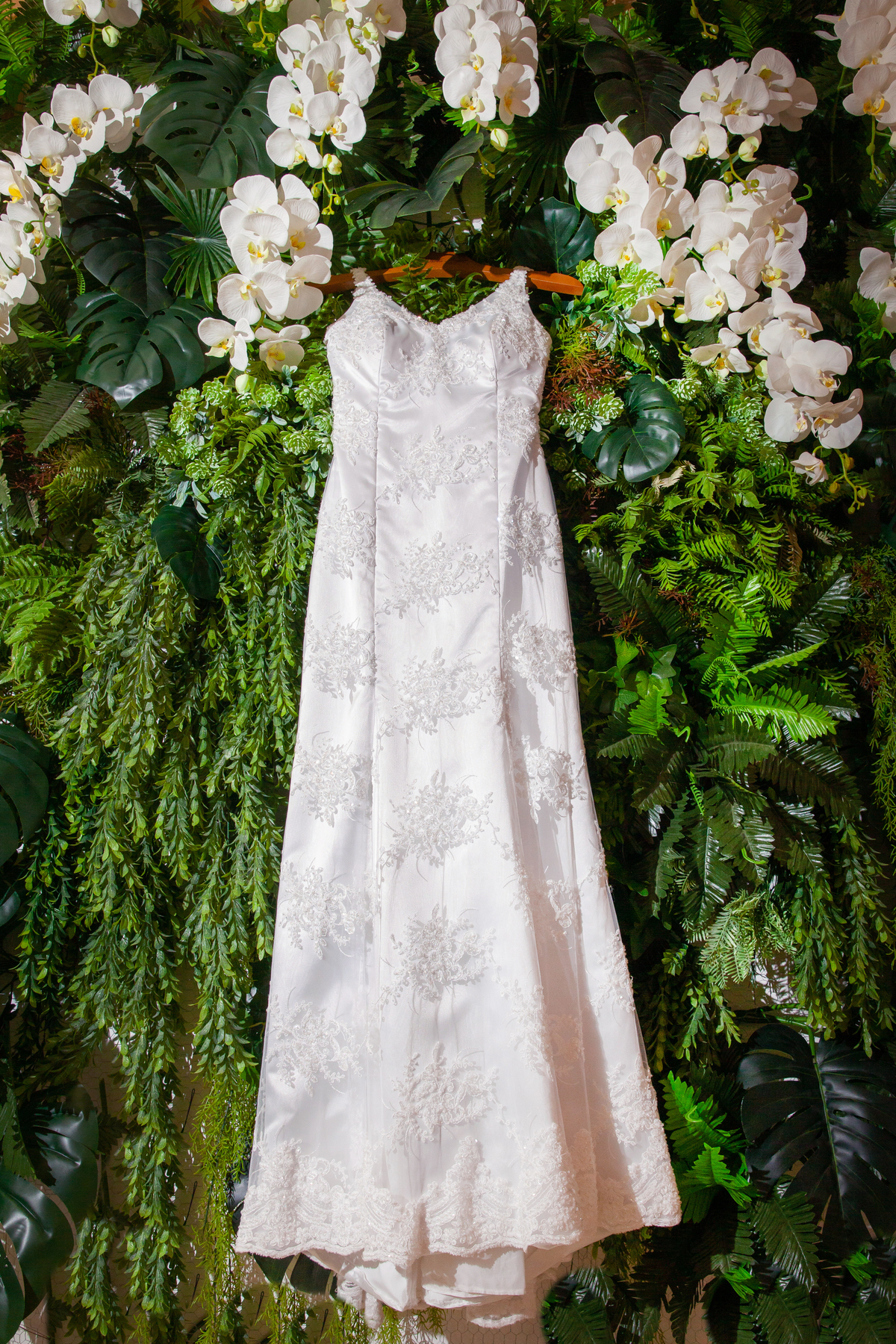 Fotos do Vestido da noiva bordado durante em seu making of minutos antes do seu casamento no salão da Thais Dalet em Santo Antônio de Pádua - RJ.