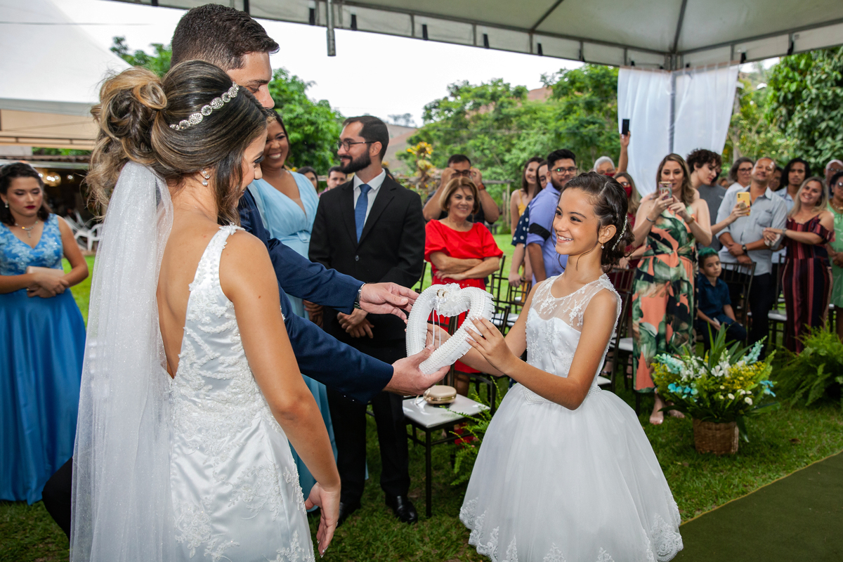 Dama de honra entrou com as alianças dançando bale na cerimônia ao ar livre durante casamento em Pádua interior do Rio de Janeiro.