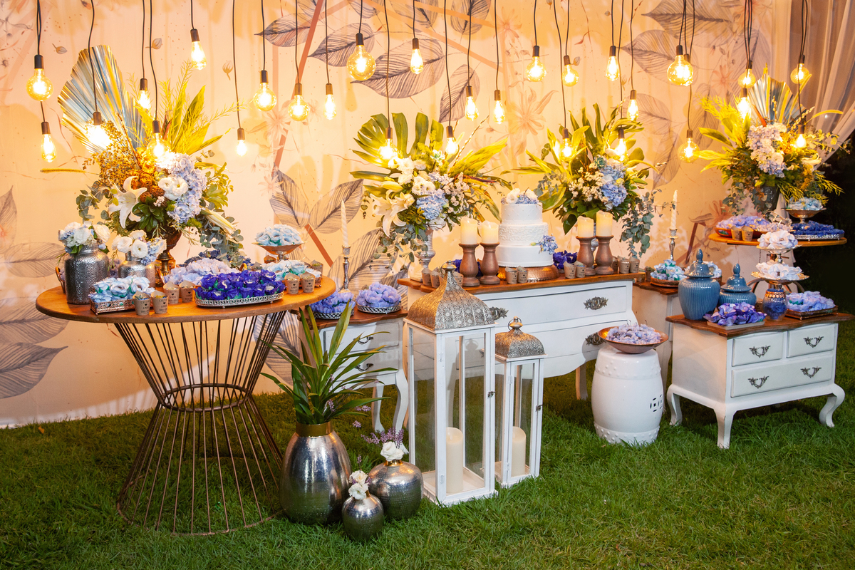 Decoração de casamento ao ar livre,  com muito verde e lâmpadas penduradas, doces em tons de azuis em Santo Antônio de Pádua - Rj.