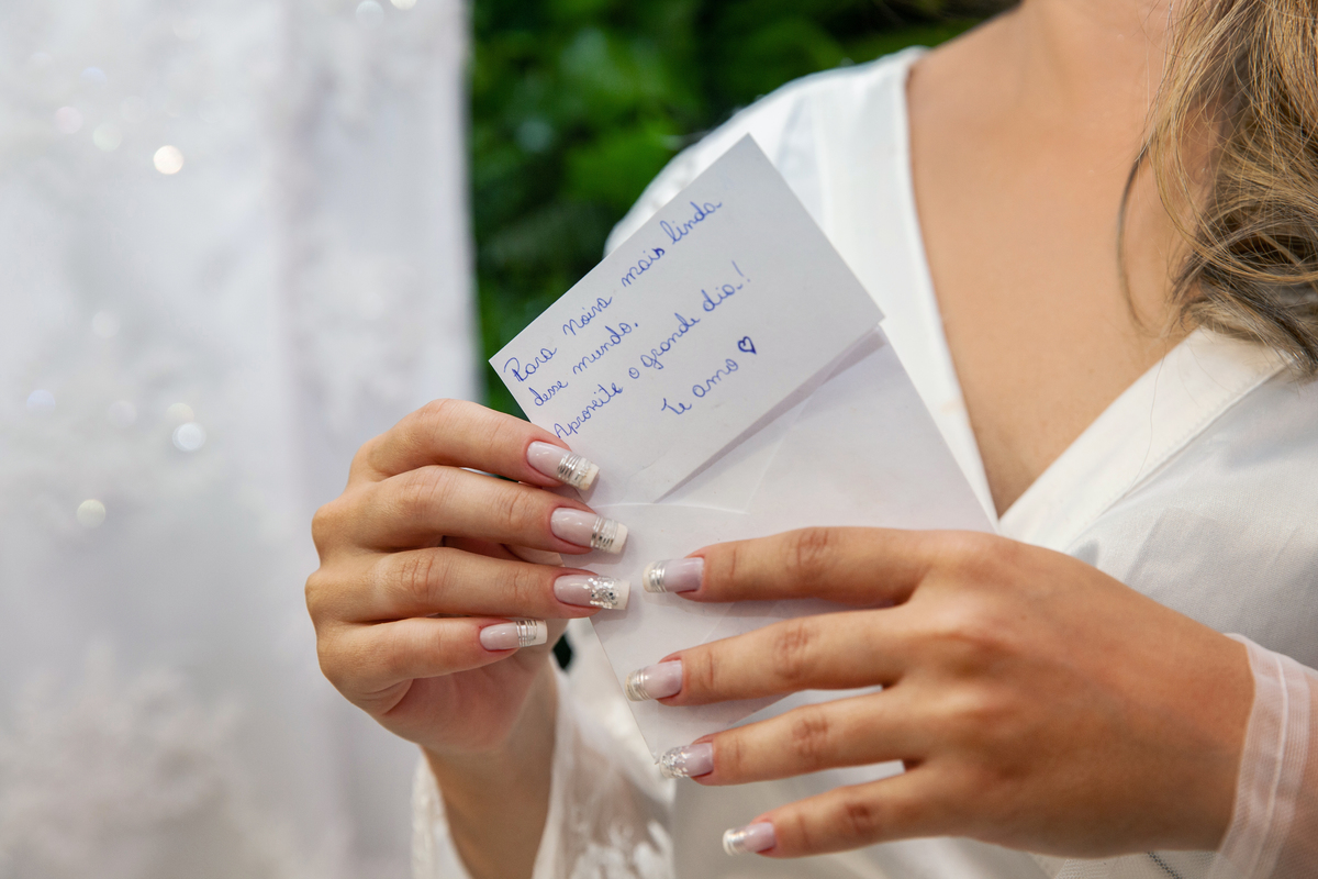 Fotos da noiva emocionada lendo um cartão que o noivo mandou entregar durante seu making off minutos antes do casamento em Pádua interior do Rio de Janeiro.