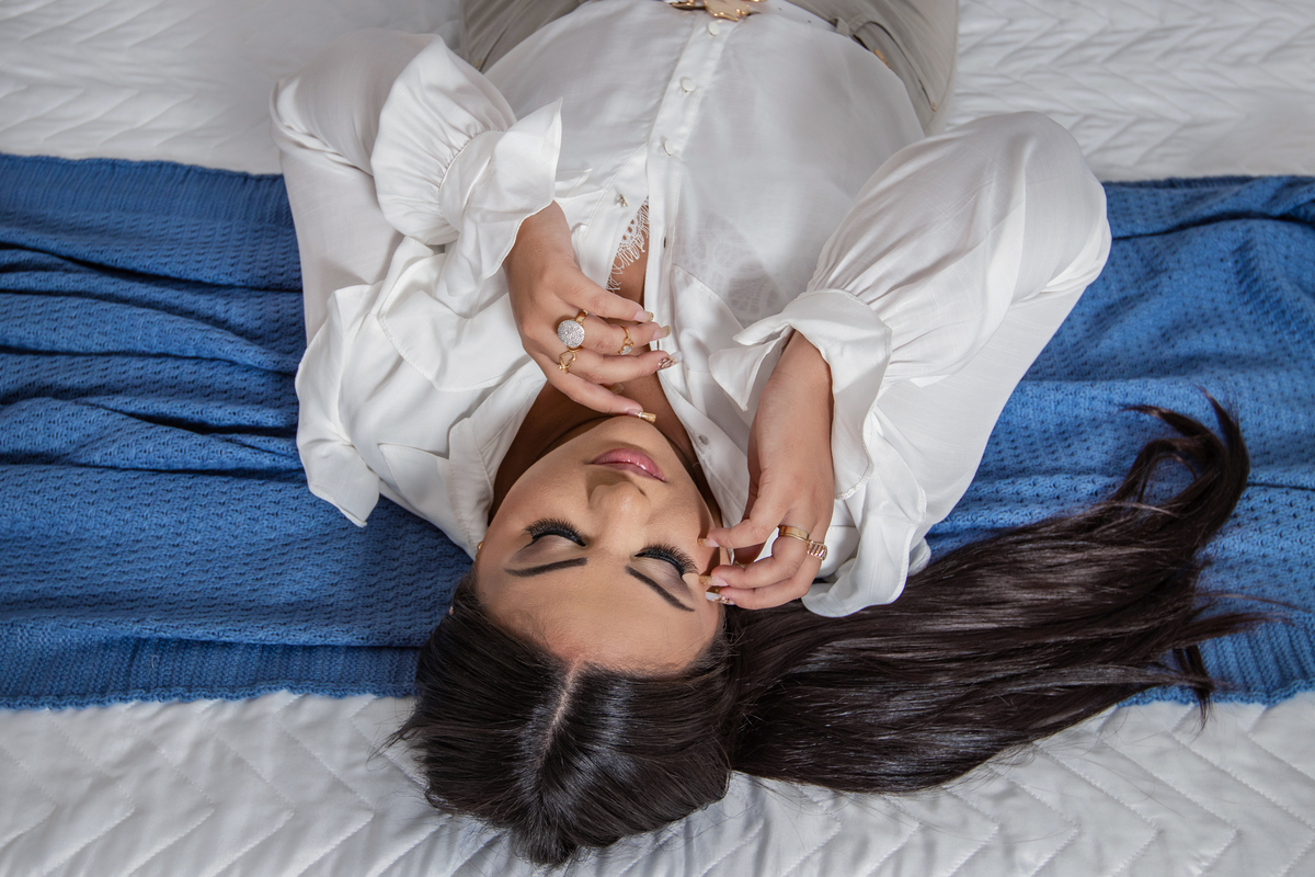 Ensaio feminino em estúdio, cenário com cama, make perfeita, cabelos longos, camisa branca e joias belissimas em estúdio em Santo Antônio de Pádua interior do Rio de Janeiro.