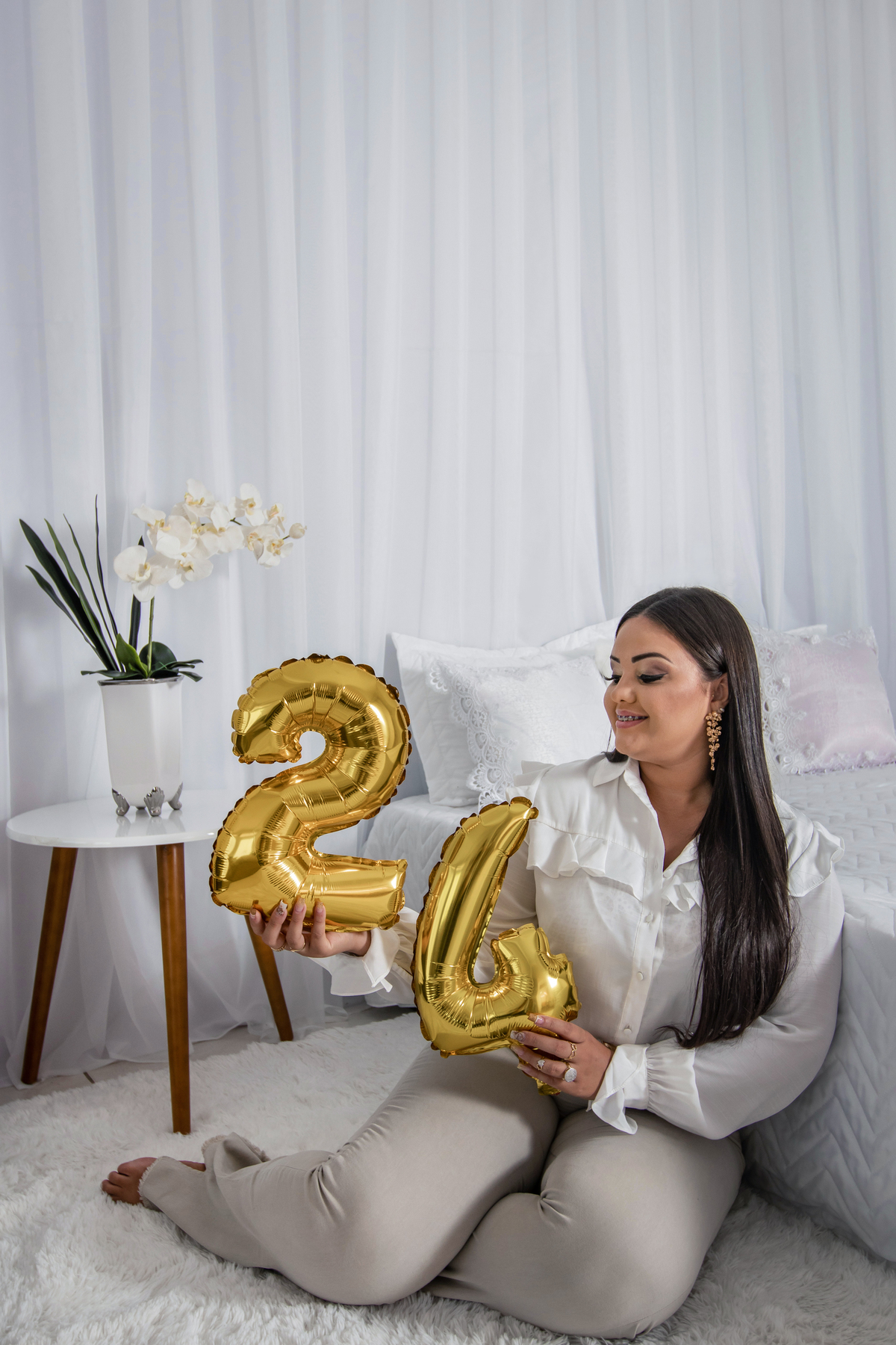 Ensaio feminino em estúdio, cenário com cama, make perfeita, cabelos longos, camisa branca e  joias belissimas em Santo Antônio de Pádua interior do Rio de Janeiro.