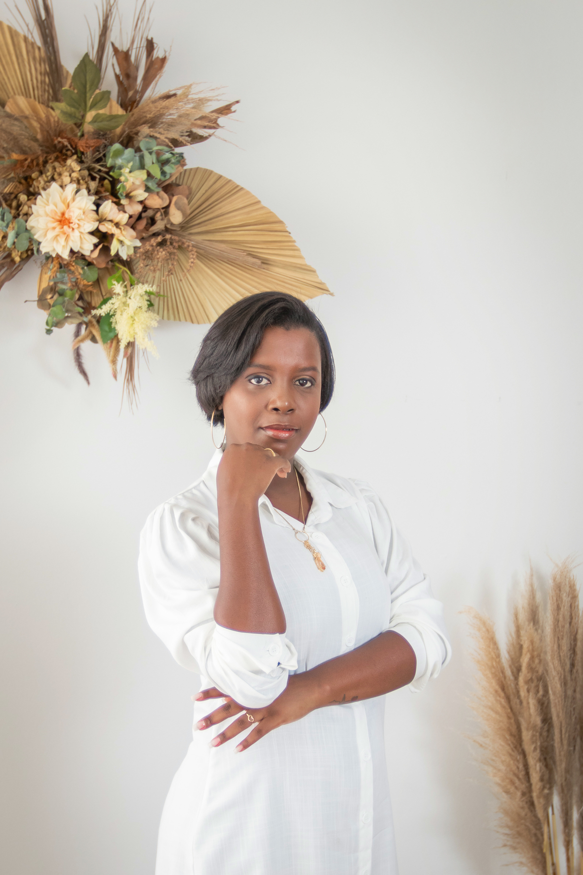 Ensaio Mãe e filhas com roupas combinando, em tons preto, branco e mostarda com coletes xadrez em um cenário Boho com capim dos pampas para o especial de dia das mães em nosso estúdio em Santo Antônio de Pádua no interior do Rio de Janeiro.