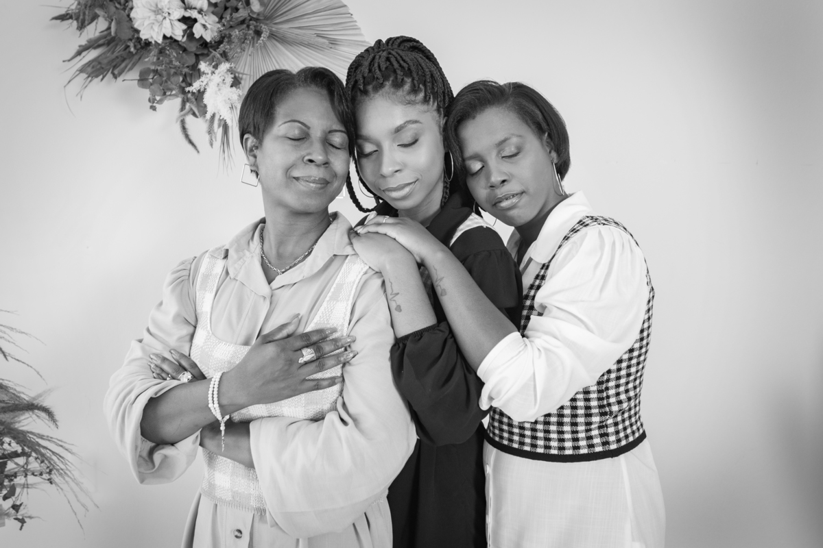 Foto preta e branca. Ensaio Mãe e filhas com roupas combinando, em tons preto, branco e mostarda em um cenário Boho com capim dos pampas para o especial de dia das mães em nosso estúdio em Santo Antônio de Pádua no interior do Rio de Janeiro.