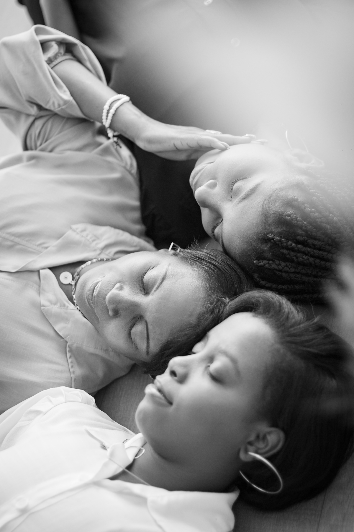 Foto preta e branca. Ensaio Mãe e filhas com roupas combinando, em tons preto, branco e mostarda em um cenário Boho com capim dos pampas para o especial de dia das mães em nosso estúdio em Santo Antônio de Pádua no interior do Rio de Janeiro.