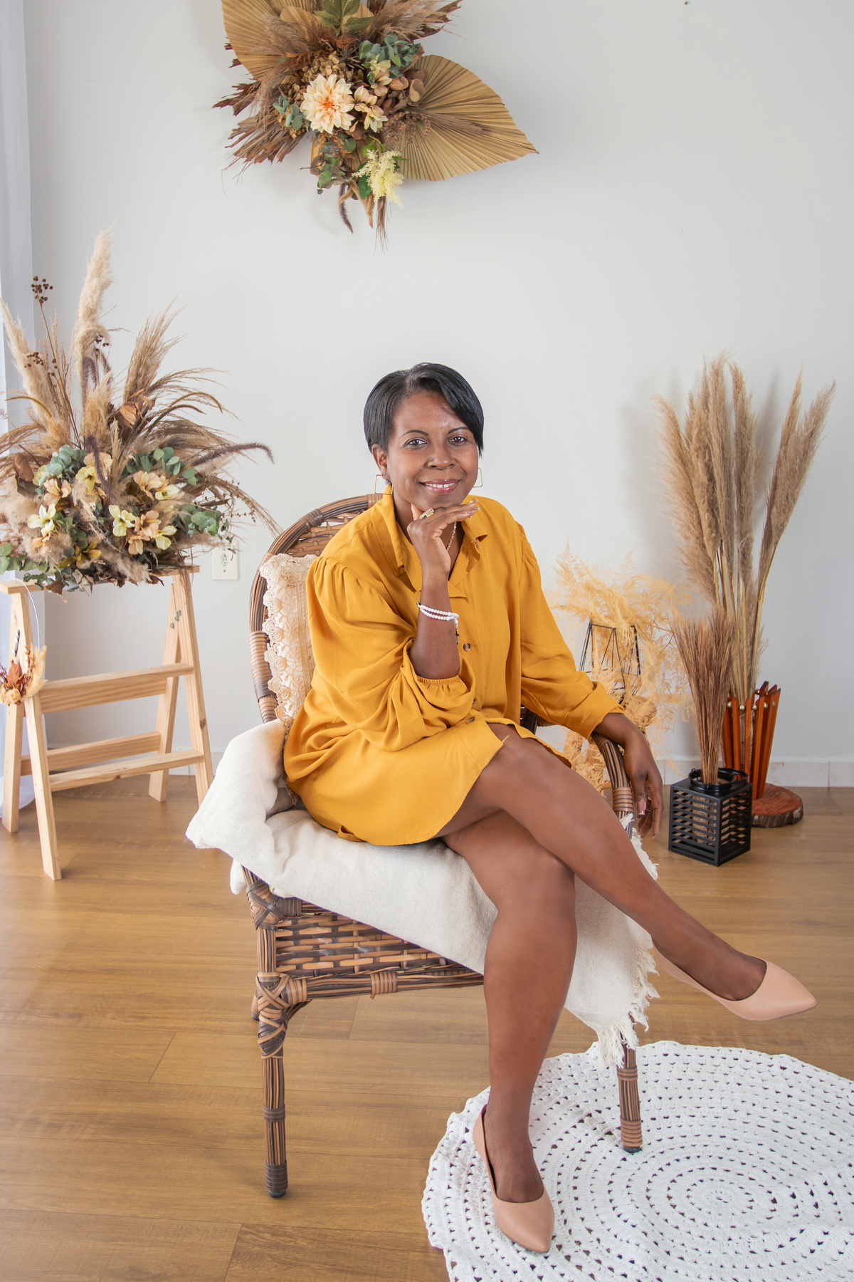 Ensaio Mãe e filhas com roupas combinando, em tons preto, branco e mostarda com coletes xadrez em um cenário Boho com capim dos pampas para o especial de dia das mães em nosso estúdio em Santo Antônio de Pádua no interior do Rio de Janeiro.