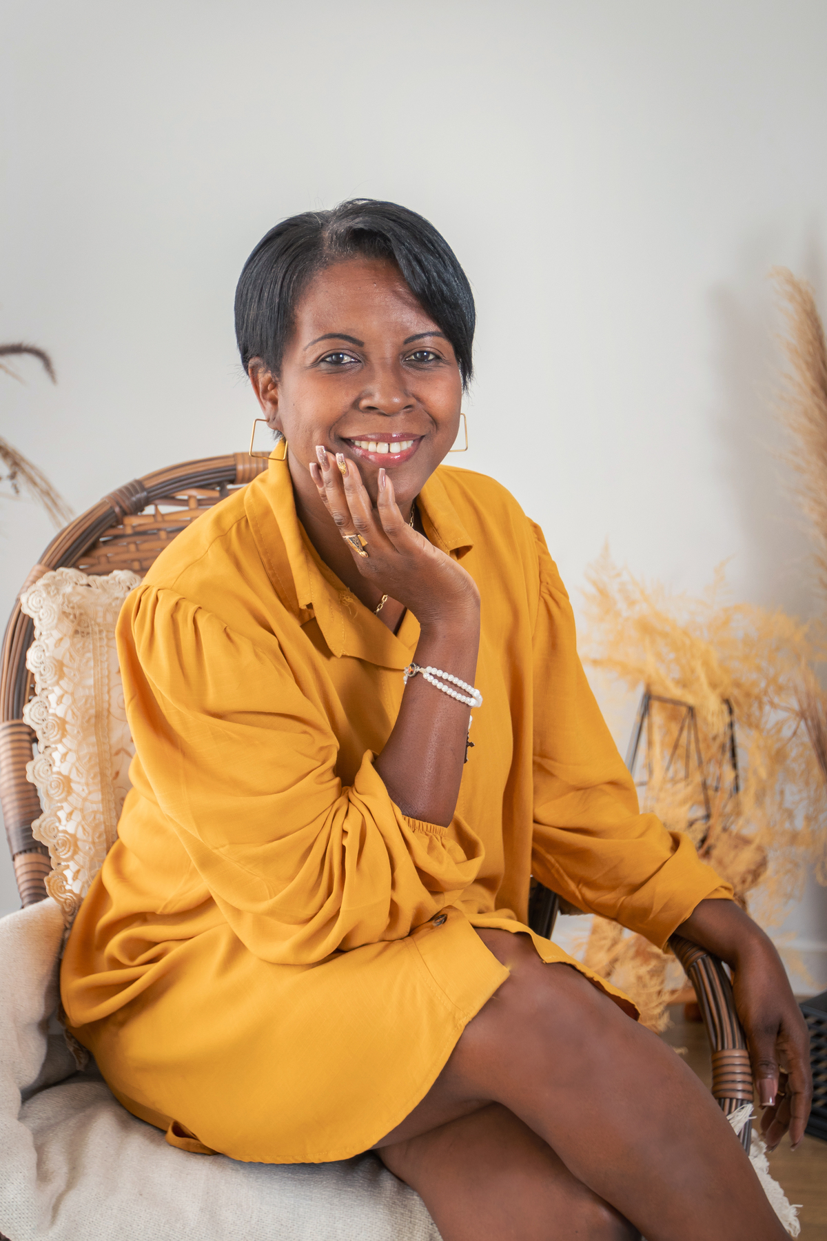 Ensaio Mãe e filhas com roupas combinando, em tons preto, branco e mostarda com coletes xadrez em um cenário Boho com capim dos pampas para o especial de dia das mães em nosso estúdio em Santo Antônio de Pádua no interior do Rio de Janeiro.