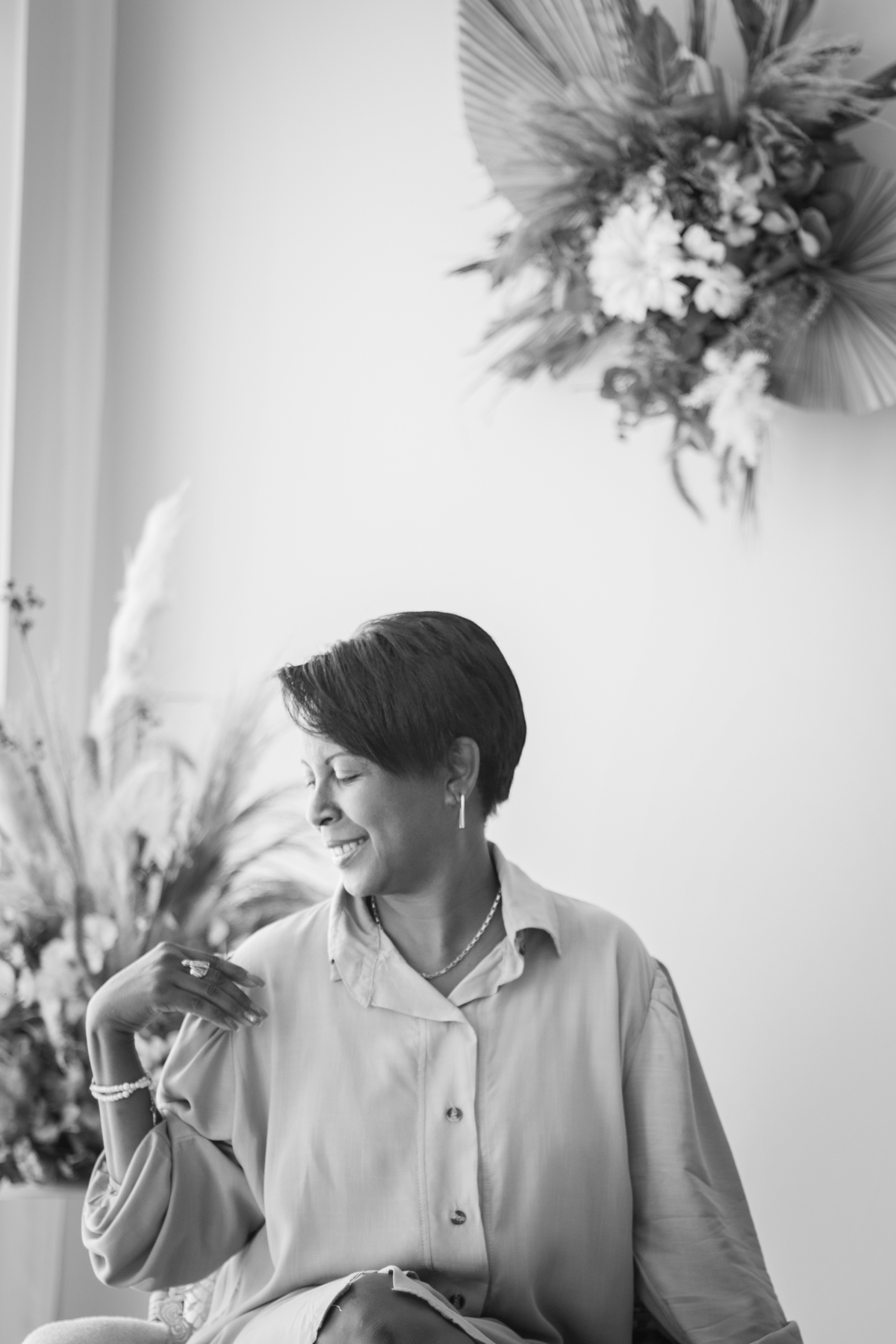 Ensaio Mãe e filhas com roupas combinando, em tons preto, branco e mostarda com coletes xadrez em um cenário Boho com capim dos pampas para o especial de dia das mães em nosso estúdio em Santo Antônio de Pádua no interior do Rio de Janeiro.