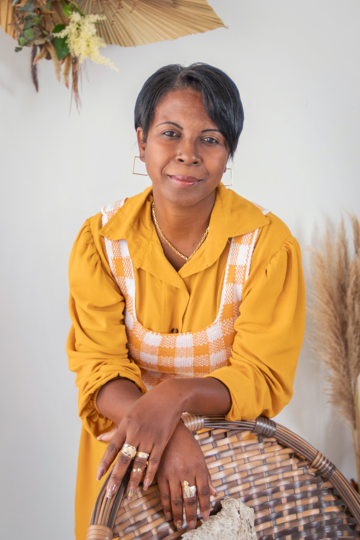 Ensaio Mãe e filhas com roupas combinando, em tons preto, branco e mostarda com coletes xadrez em um cenário Boho com capim dos pampas para o especial de dia das mães em nosso estúdio em Santo Antônio de Pádua no interior do Rio de Janeiro.