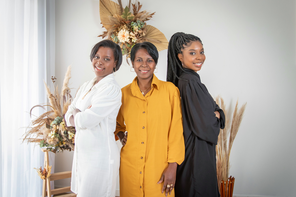 Ensaio Mãe e filhas com roupas combinando, em tons preto, branco e mostarda com coletes xadrez em um cenário Boho com capim dos pampas para o especial de dia das mães em nosso estúdio em Santo Antônio de Pádua no interior do Rio de Janeiro.