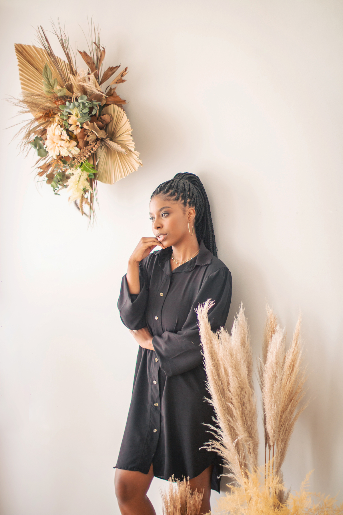 Ensaio Mãe e filhas com roupas combinando, em tons preto, branco e mostarda com coletes xadrez em um cenário Boho com capim dos pampas para o especial de dia das mães em nosso estúdio em Santo Antônio de Pádua no interior do Rio de Janeiro.