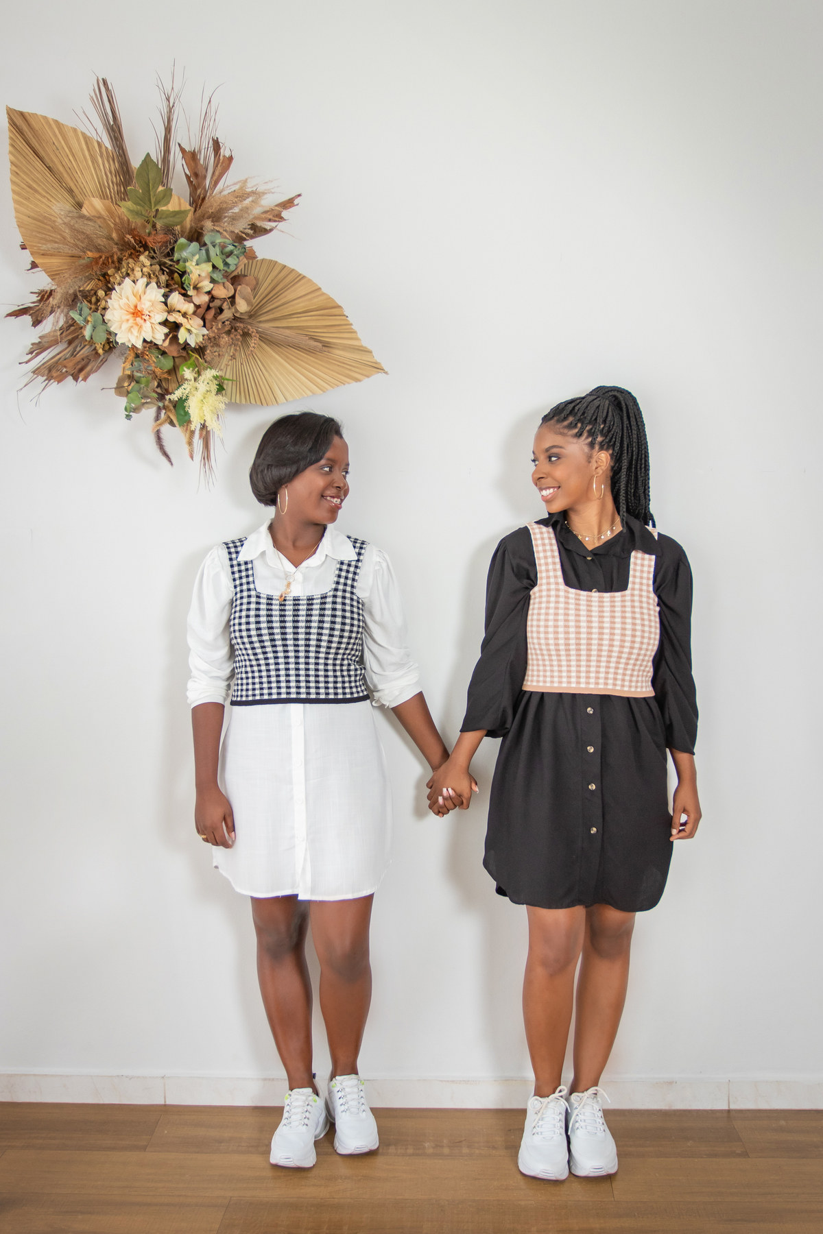 Ensaio Mãe e filhas com roupas combinando, em tons preto, branco e mostarda com coletes xadrez em um cenário Boho com capim dos pampas para o especial de dia das mães em nosso estúdio em Santo Antônio de Pádua no interior do Rio de Janeiro.