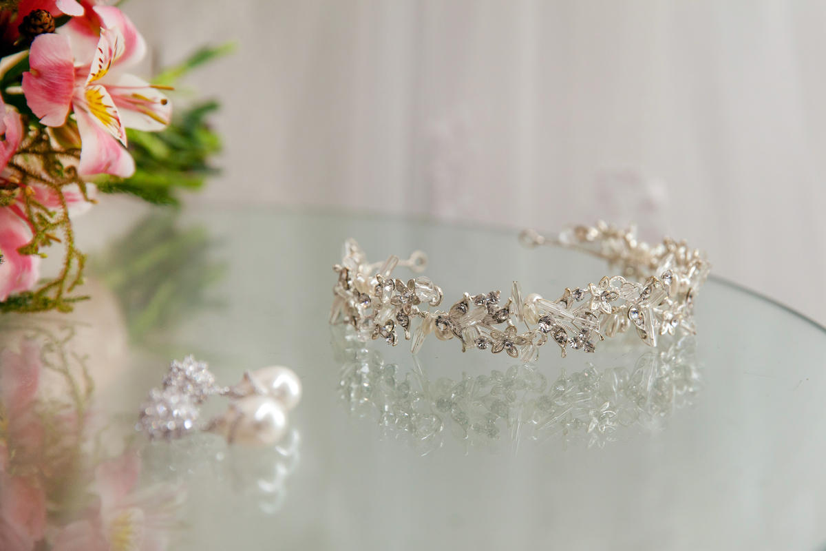 Making of da noiva no salão espaço f em Santo Antônio de Pádua. Detalhes do brinco e tiara com pedras preciosas, perto do seu vestido de noiva. Se preparando para o casamento em Cambuci no interior do Rio de Janeiro.