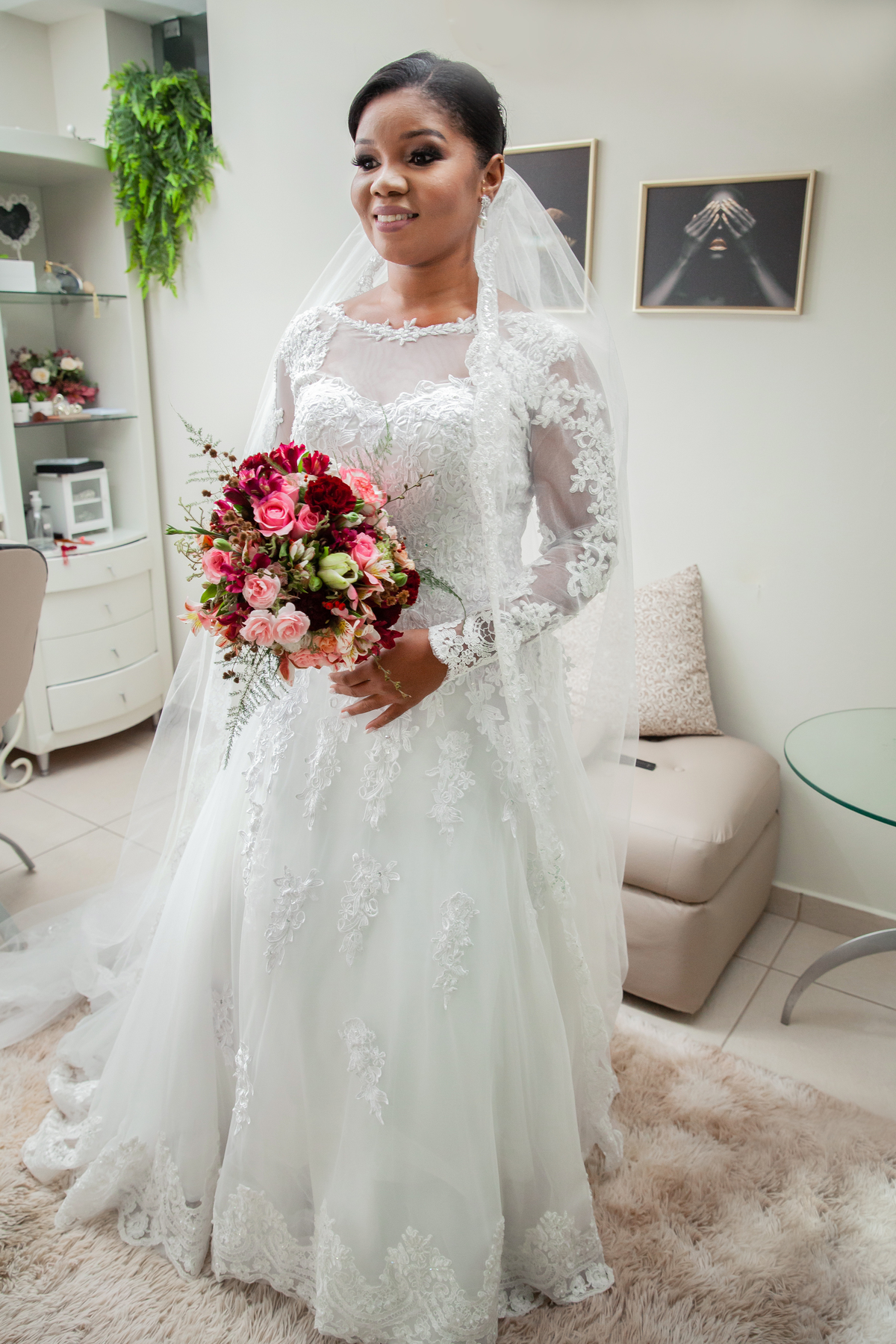 Making of da noiva no salão espaço f em Pádua. Noiva pronta se olhando no espelho, emocionada. Vestido lindo de renda, momentos antes do grande sim. Em casamento em Cambuci, interior do Rio de Janeiro.