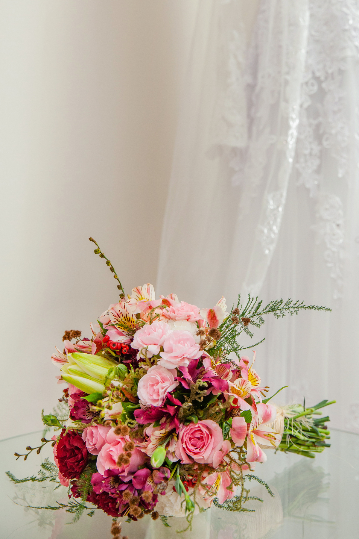
Making of da noiva no salão espaço f em Santo Antônio de Pádua. Detalhes do buquê com flores naturais em tons vermelhos, perto do seu vestido de noiva. Se preparando para o casamento em Cambuci no interior do Rio de Janeiro.
