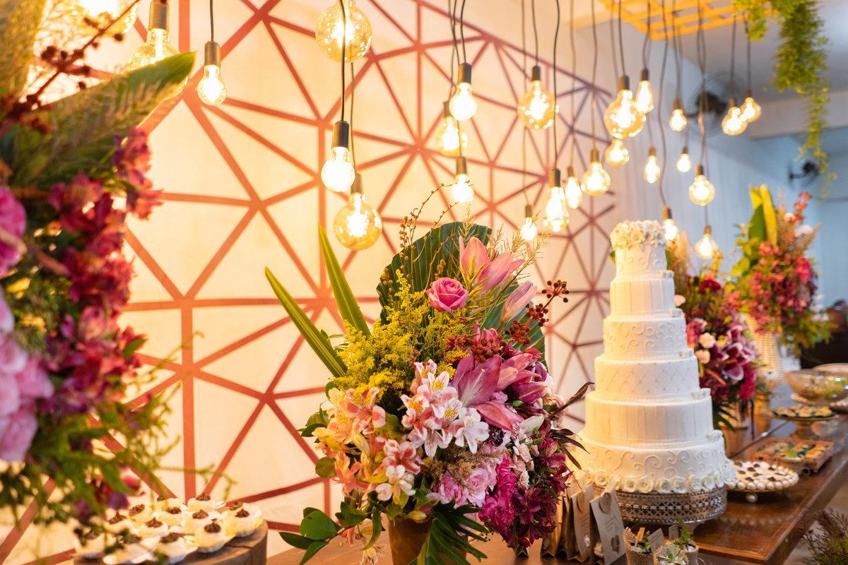 Decoração de casamento durante a noite com lampadas penduradas. em uma cerimônia linda evangélica em um casamento a noite em um sitio em Cambuci no interior do Rio de Janeiro.