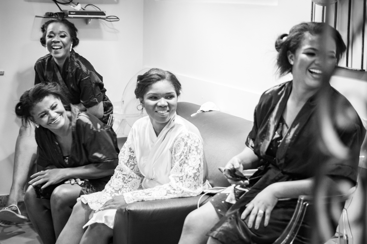 Momentos descontráidos em Making of da noiva no salão espaço f em Santo Antônio de Pádua. Noiva juntamente com as madrinhas todas de roupão. Se preparando para o casamento em Cambuci no interior do Rio de Janeiro.