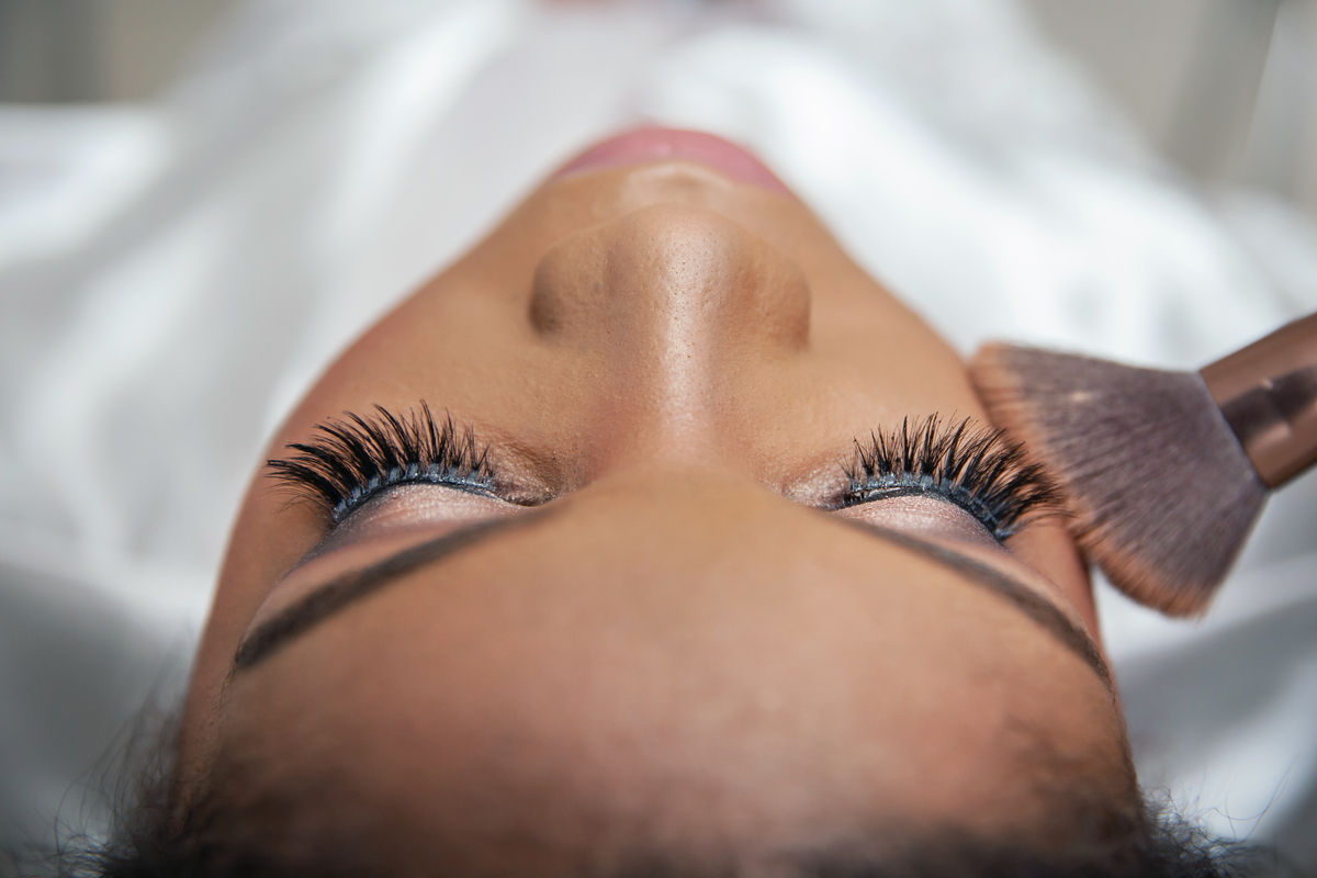 Making of da noiva no salão espaço f em Santo Antônio de Pádua. Noiva sendo maquiada. Se preparando para o casamento em Cambuci no interior do Rio de Janeiro.