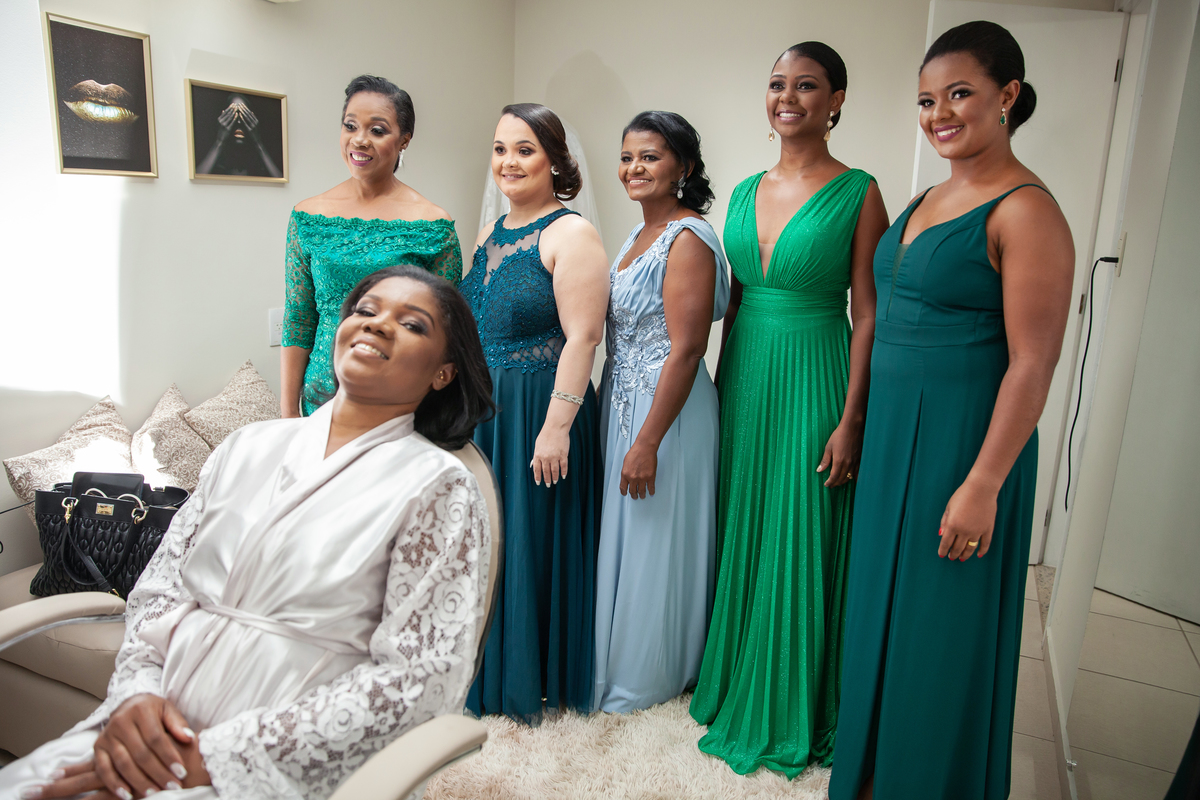 Making of da noiva no salão espaço f em Santo Antônio de Pádua. Noiva juntamente com as madrinhas todas com vestidos em tons verdes. Se preparando para o casamento em Cambuci no interior do Rio de Janeiro.
