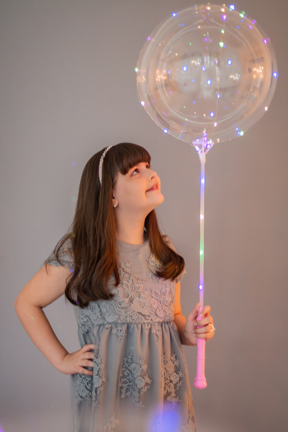 Ensaio de fotos com balões que piscam luz de led coloridas  para comemorar 10 anos de uma linda menina, com um vestido que a própria mãe fez em estúdio em Santo Antônio de Pádua no Rio de Janeiro.