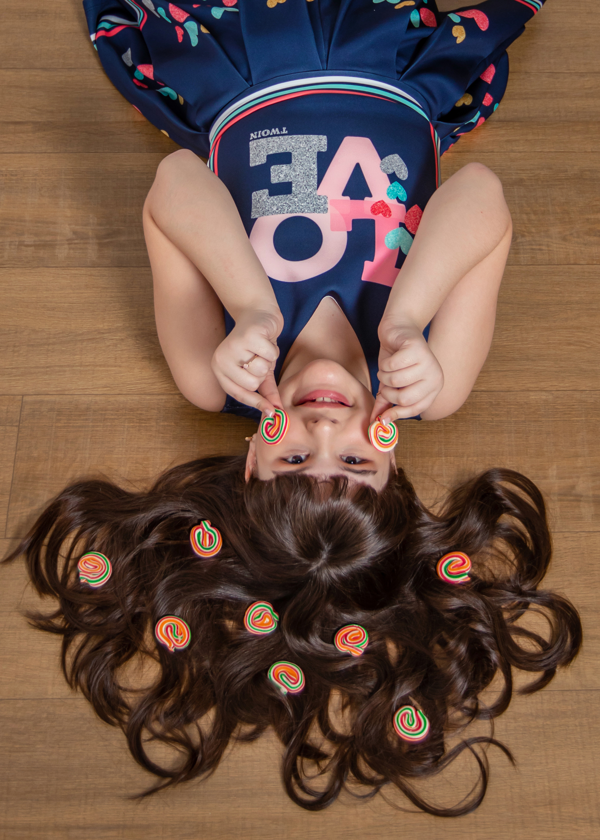 Ensaio de fotos com muitos pirulitos coloridos para comemorar 10 de uma linda menina. Pirulito no cabelo e nos olhos em estúdio em Santo Antônio de Pádua no Rio de Janeiro.