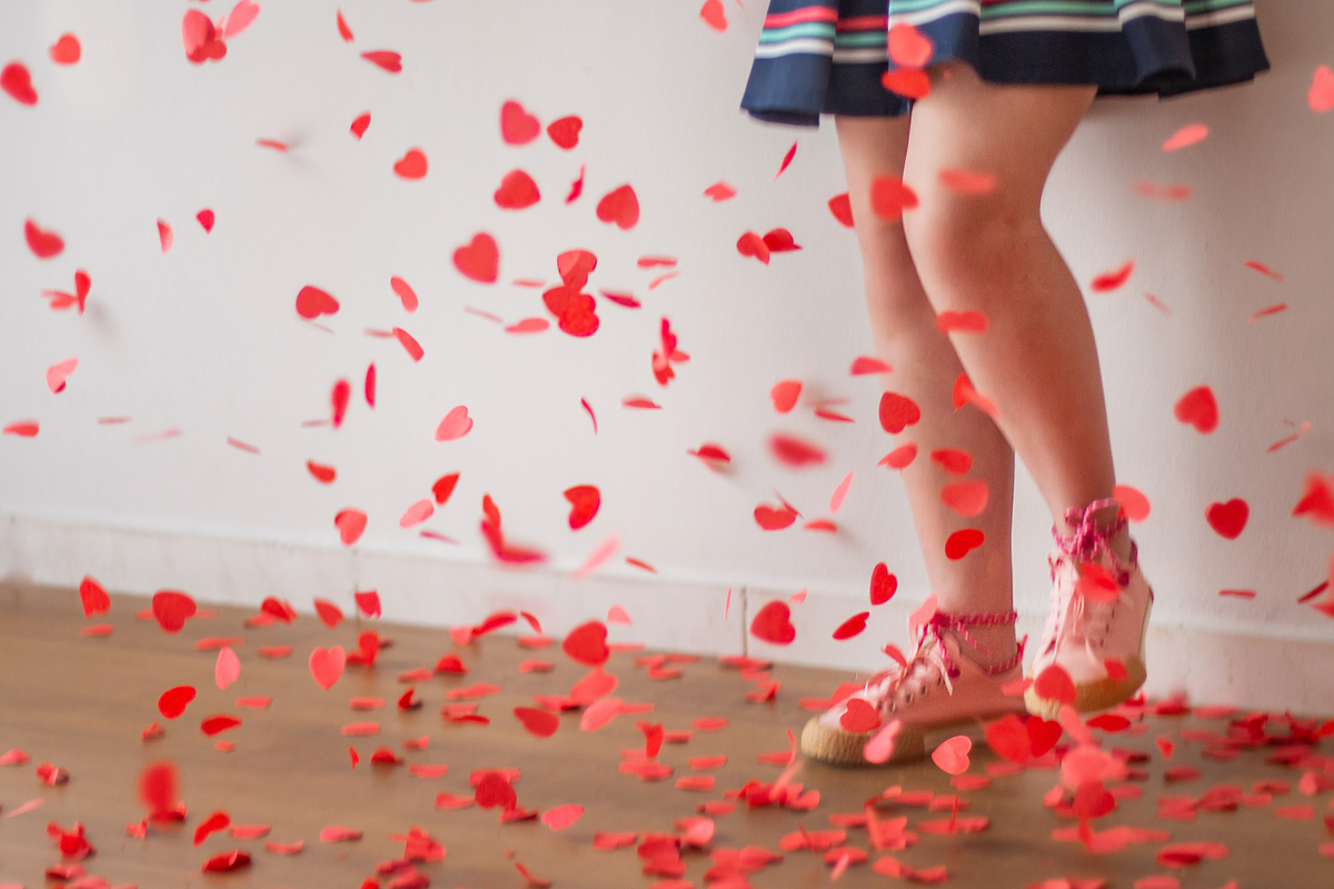 Ensaio de fotos com lança confete de coração para comemorar 10 anos de uma linda menina em estúdio em Santo Antônio de Pádua no Rio de Janeiro.