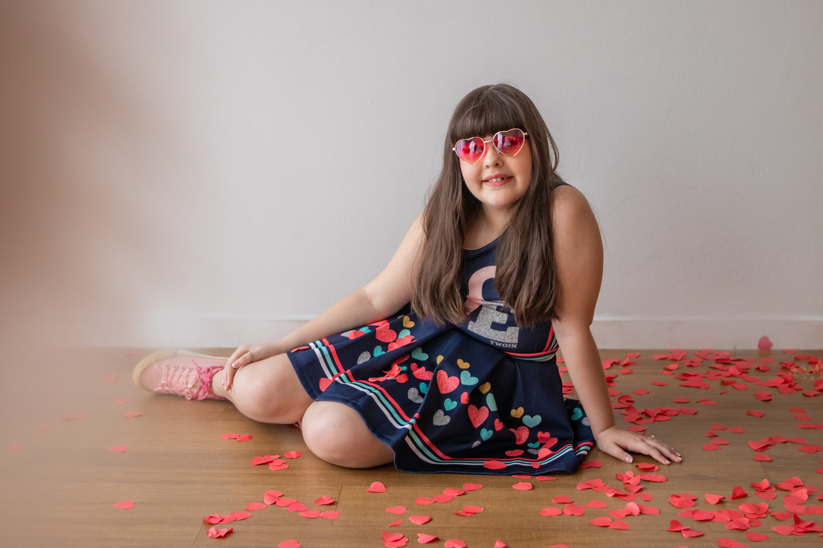 Ensaio de fotos com lança confete de coração para comemorar 10 anos de uma linda menina em estúdio em Santo Antônio de Pádua no Rio de Janeiro.