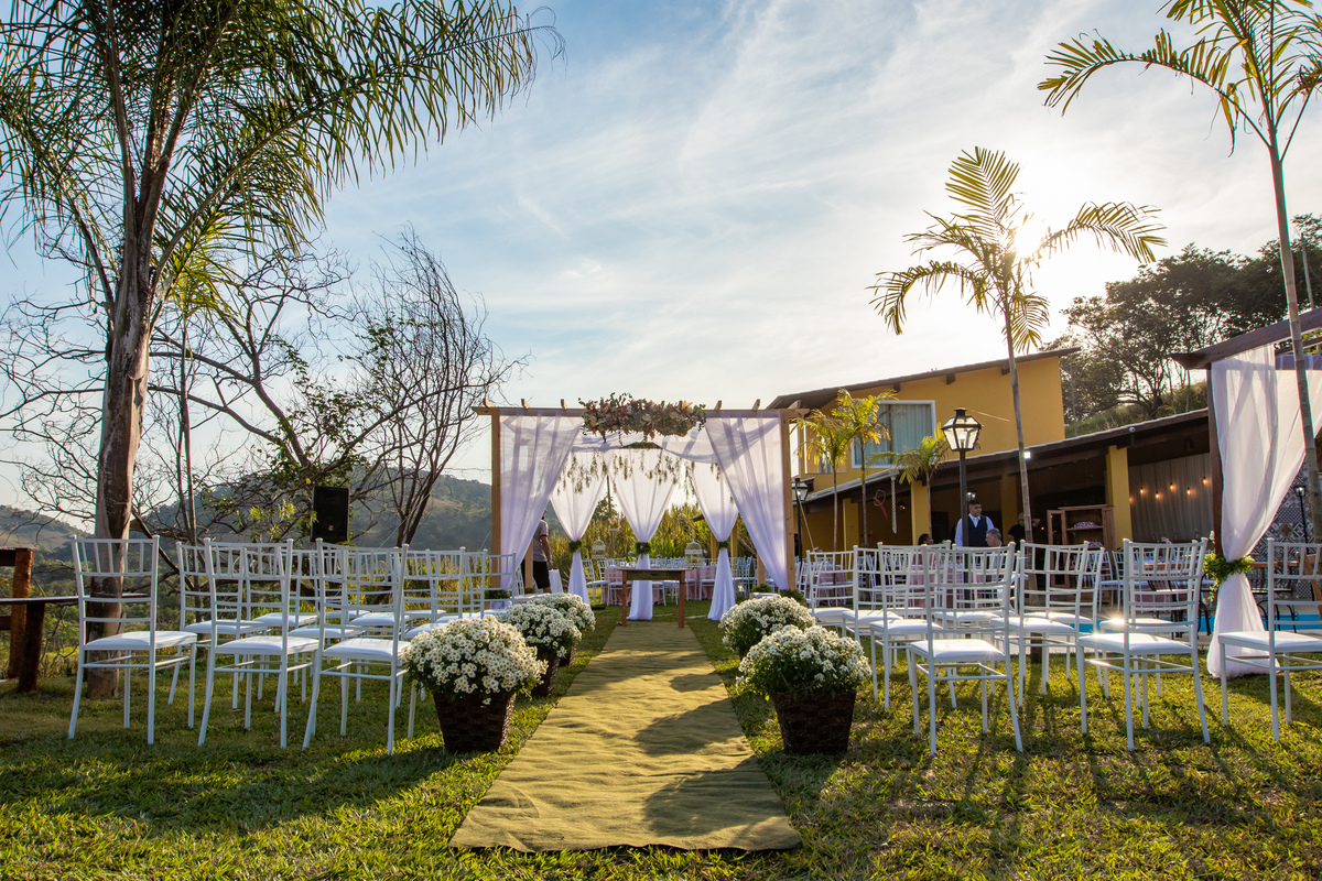 Casamento de dia ao ar livre ao entardecer com céu azul e pôr do sol maravilhoso em Santo Antônio de Pádua interior do Rio de Janeiro.