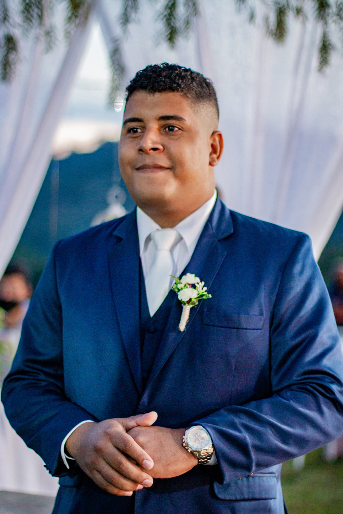Noivo sorrindo com seu Terno noivo azul escuro esperando a noiva em casamento ao ar livre em Santo Antônio de Pádua interior do Rio de Janeiro. Minutos antes da cerimônia de casamento.