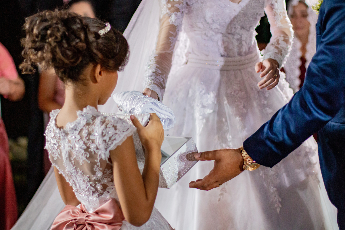Dama de honra com caixa com véu para a noiva entrando para entregar aos noivos durante cerimônia de casamento em Santo Antônio de Pádua interior do Rio de Janeiro. 