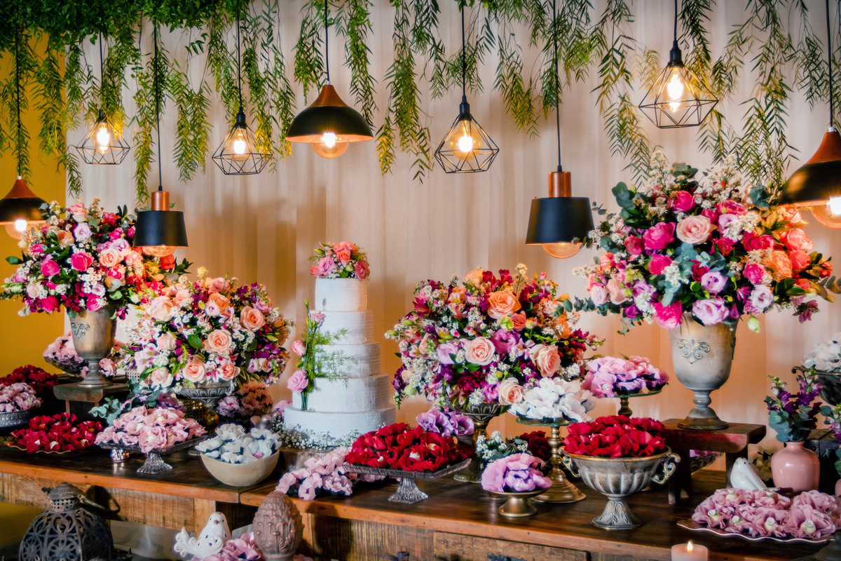 Decoração de casamento rústica com lâmpadas  e matos penduradas, muitas flores naturais em tons de rosa para casamento em Santo Antônio de Pádua interior do Rio de Janeiro.