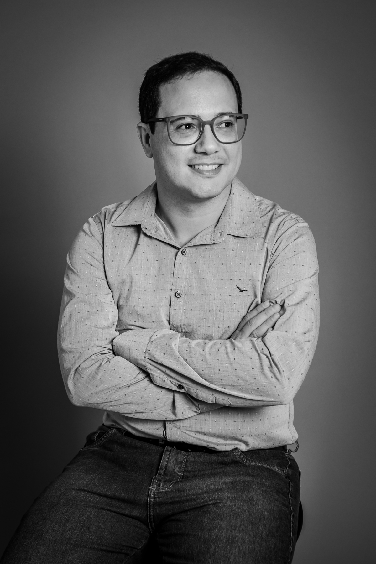 Ensaio casal em estúdio fotográfico para comemorar 10 anos de casados. Foto preta e branca. Em stúdio em Santo Antônio de Pádua no interior do Rio de Janeiro.