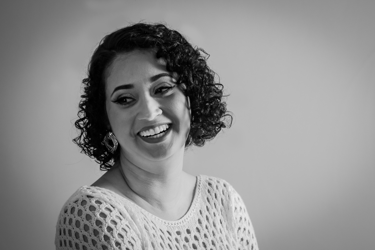 Ensaio casal em estúdio fotográfico para comemorar 10 anos de casados. Esposa de cabelo cacheado curto. Foto preta e branca. Em stúdio em Santo Antônio de Pádua no interior do Rio de Janeiro.