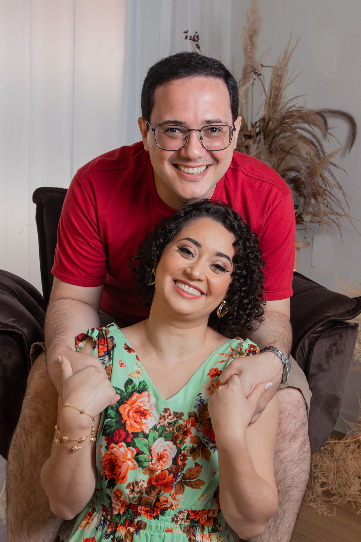 Ensaio casal em estúdio fotográfico para comemorar 10 anos de casados. Casal com roupas coloridas em cenário Em stúdio em Santo Antônio de Pádua no interior do Rio de Janeiro.