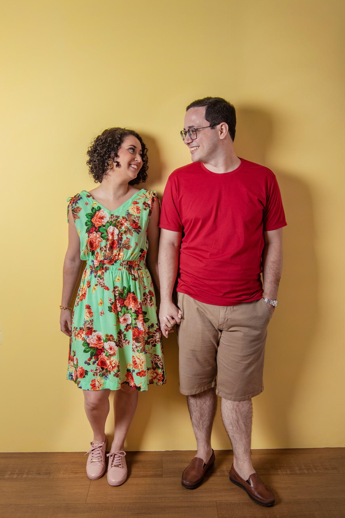 Ensaio casal em estúdio fotográfico para comemorar 10 anos de casados. Casal com roupas coloridas em cenário Em stúdio em Santo Antônio de Pádua no interior do Rio de Janeiro. Casal sorrindo muito feliz.
