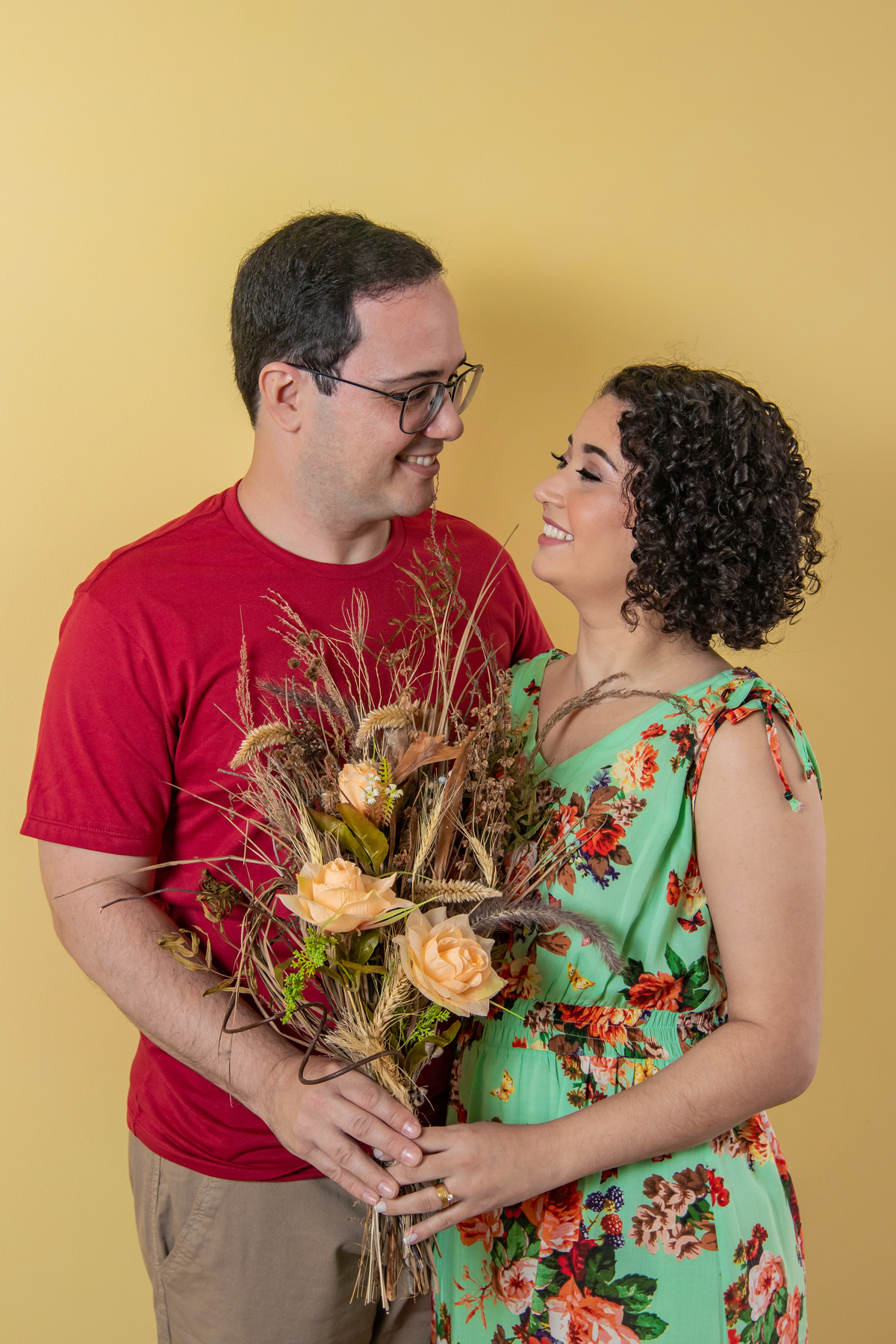 Ensaio casal em estúdio fotográfico para comemorar 10 anos de casados. Casal com roupas coloridas em cenário Em stúdio em Santo Antônio de Pádua no interior do Rio de Janeiro. Casal sorrindo muito feliz.