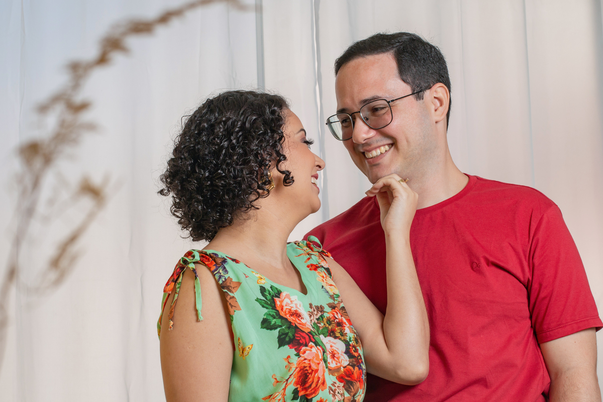 Ensaio casal em estúdio fotográfico para comemorar 10 anos de casados. Casal com roupas coloridas em cenário Em stúdio em Santo Antônio de Pádua no interior do Rio de Janeiro. Casal sorrindo muito feliz.